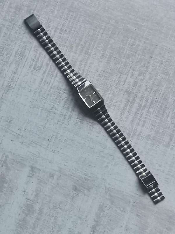 STUNNING LADIES POISE BLACK AND GOLD WATCH IN EXCELLENT WORKING CONDITION