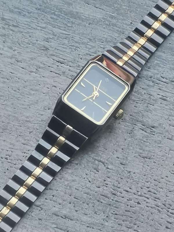STUNNING LADIES POISE BLACK AND GOLD WATCH IN EXCELLENT WORKING CONDITION