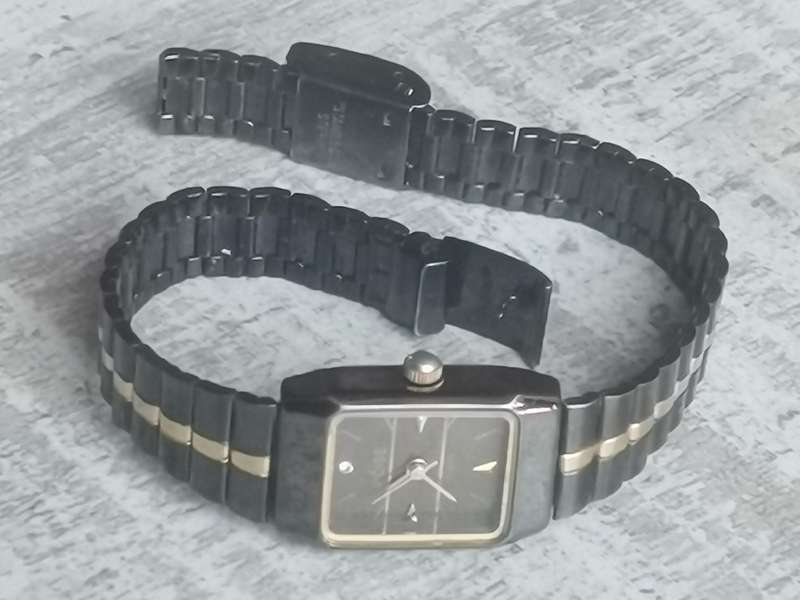 STUNNING LADIES POISE BLACK AND GOLD WATCH IN EXCELLENT WORKING CONDITION