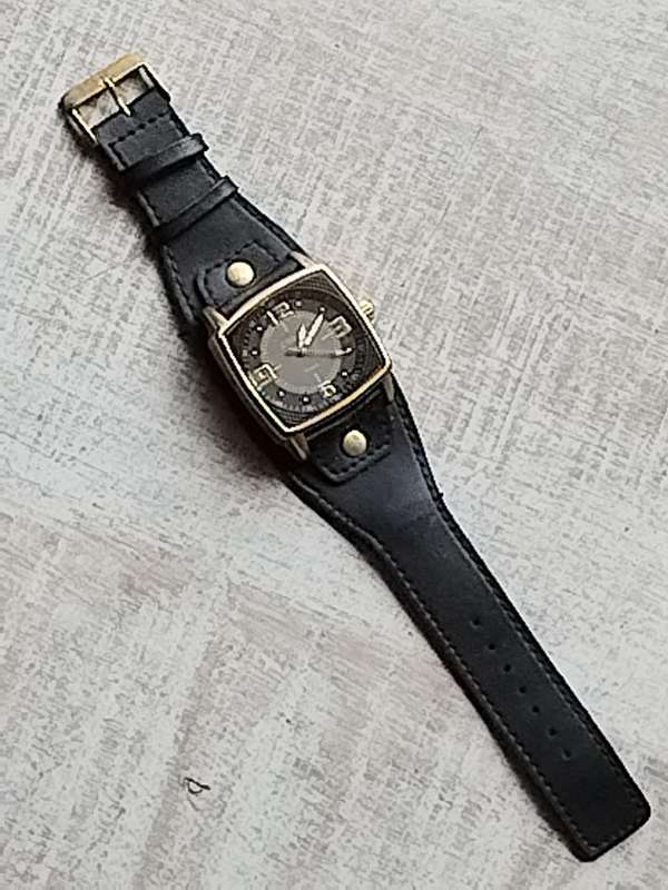 MENS S. WORLD TIME WATCH IN EXCELLENT WORKING CONDITION