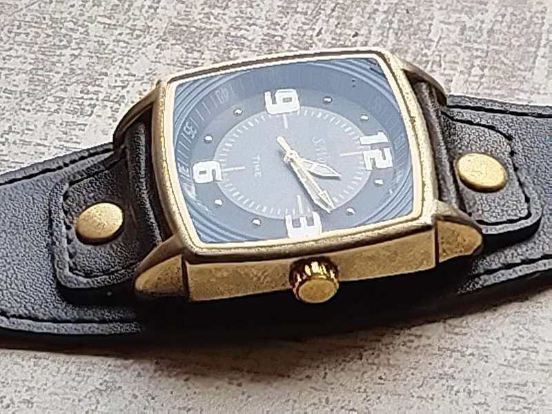 MENS S. WORLD TIME WATCH IN EXCELLENT WORKING CONDITION