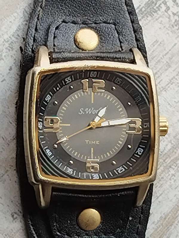 MENS S. WORLD TIME WATCH IN EXCELLENT WORKING CONDITION