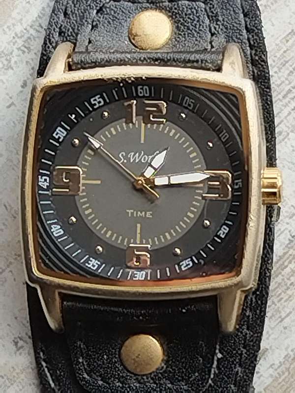 MENS S. WORLD TIME WATCH IN EXCELLENT WORKING CONDITION
