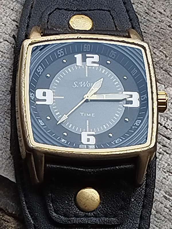 MENS S. WORLD TIME WATCH IN EXCELLENT WORKING CONDITION