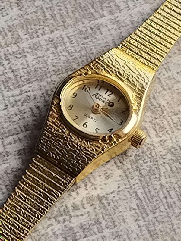 LADIES GOLD WATCH UNWORN STILL IN PLASTIC