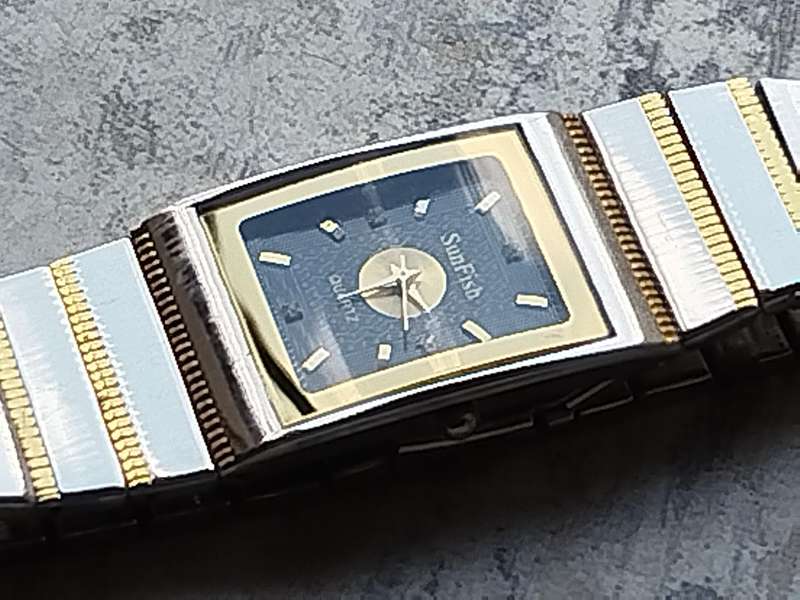 MENS SUNFISH 2 TONE WATCH IN EXCELLENT WORKING CONDITION