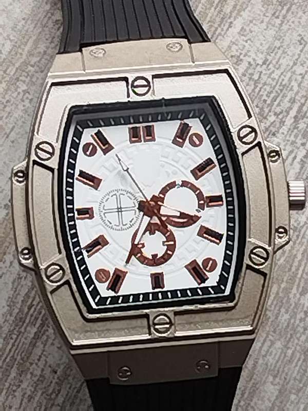 MENS BULKY 55MM FASHION WATCH IN EXCELLENT WORKING CONDITION