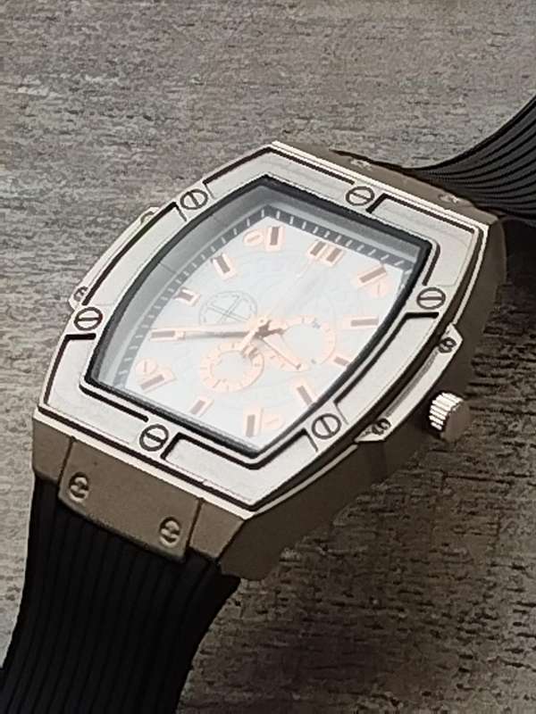 MENS BULKY 55MM FASHION WATCH IN EXCELLENT WORKING CONDITION