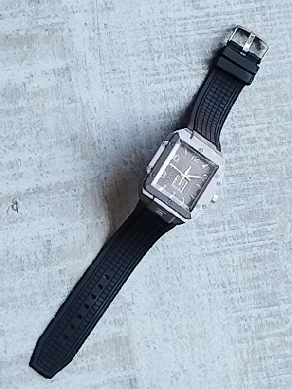 MENS BULKY 50MM WATCH WITH RUBBER STRAP IN EXCELLENT WORKING CONDITION