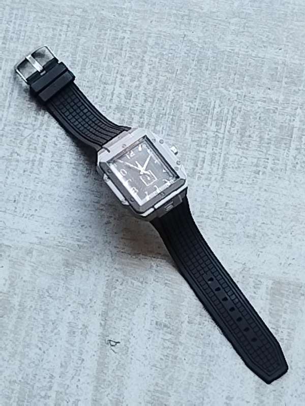 MENS BULKY 50MM WATCH WITH RUBBER STRAP IN EXCELLENT WORKING CONDITION