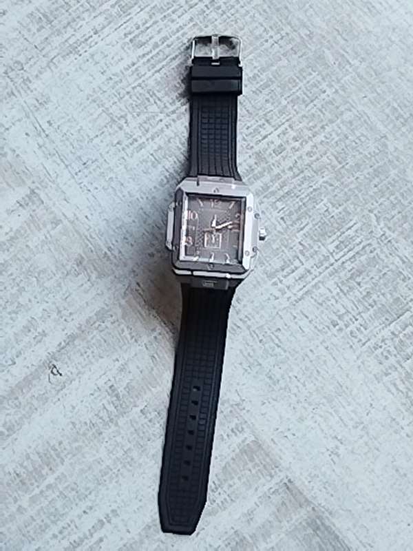 MENS BULKY 50MM WATCH WITH RUBBER STRAP IN EXCELLENT WORKING CONDITION