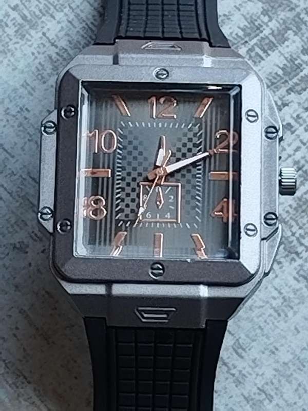 MENS BULKY 50MM WATCH WITH RUBBER STRAP IN EXCELLENT WORKING CONDITION