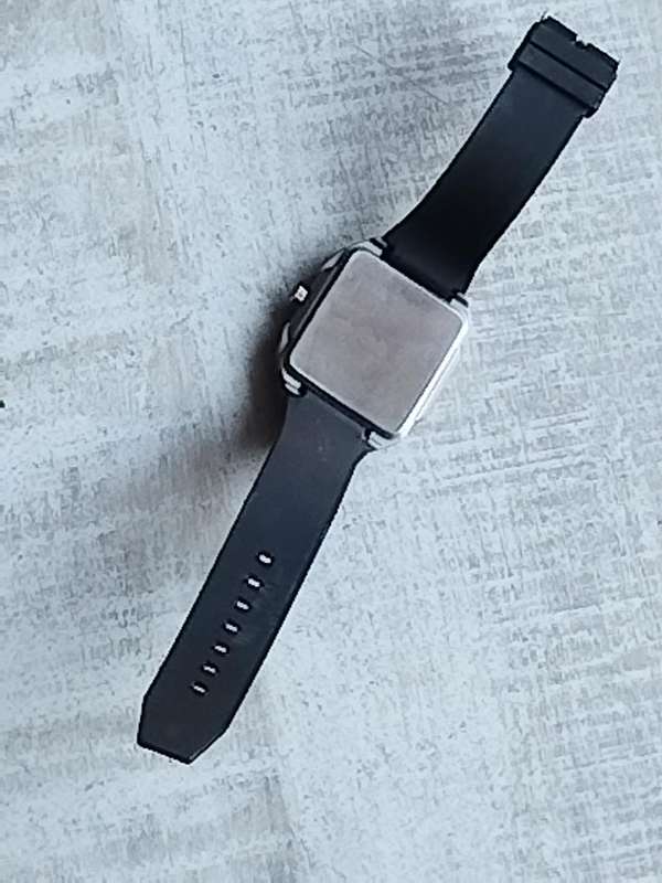 MENS BULKY 50MM WATCH WITH RUBBER STRAP IN EXCELLENT WORKING CONDITION