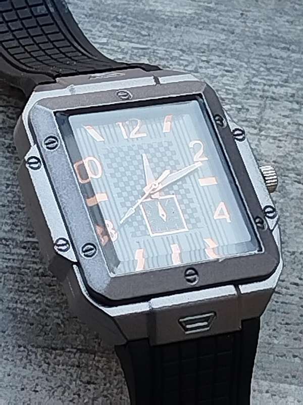 MENS BULKY 50MM WATCH WITH RUBBER STRAP IN EXCELLENT WORKING CONDITION