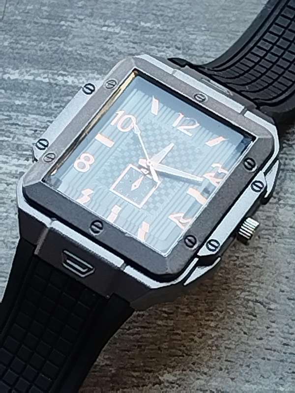 MENS BULKY 50MM WATCH WITH RUBBER STRAP IN EXCELLENT WORKING CONDITION