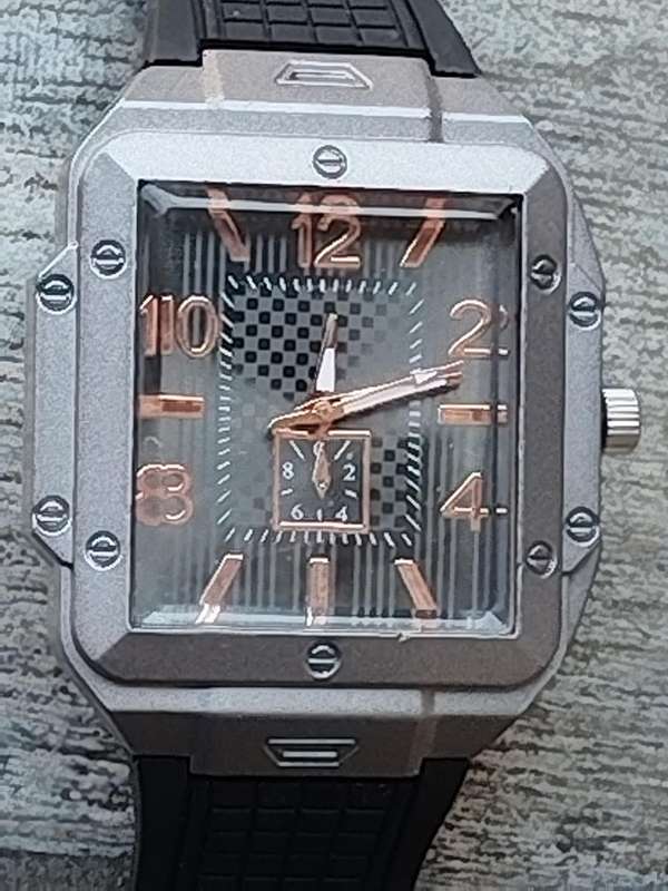 MENS BULKY 50MM WATCH WITH RUBBER STRAP IN EXCELLENT WORKING CONDITION
