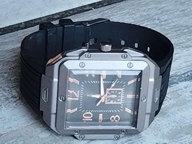 MENS BULKY 50MM WATCH WITH RUBBER STRAP IN EXCELLENT WORKING CONDITION