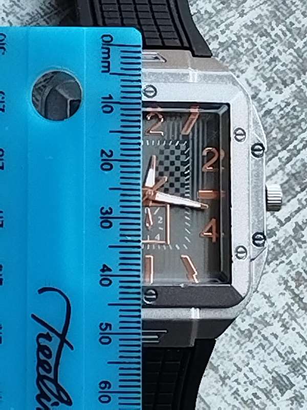 MENS BULKY 50MM WATCH WITH RUBBER STRAP IN EXCELLENT WORKING CONDITION