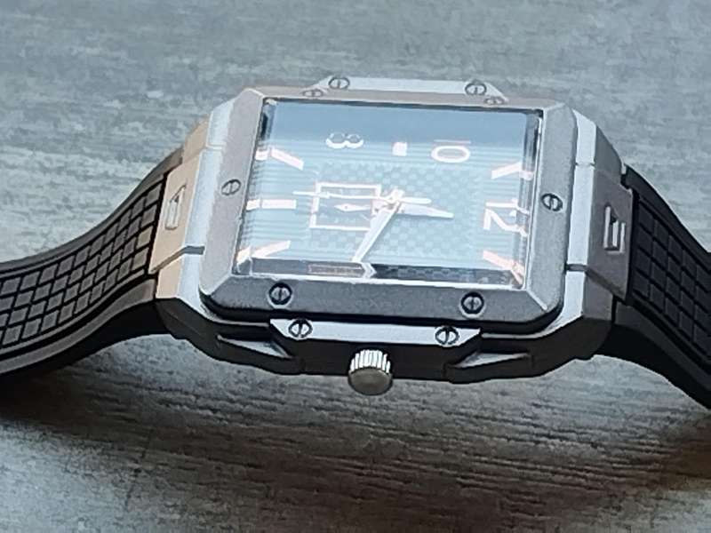 MENS BULKY 50MM WATCH WITH RUBBER STRAP IN EXCELLENT WORKING CONDITION