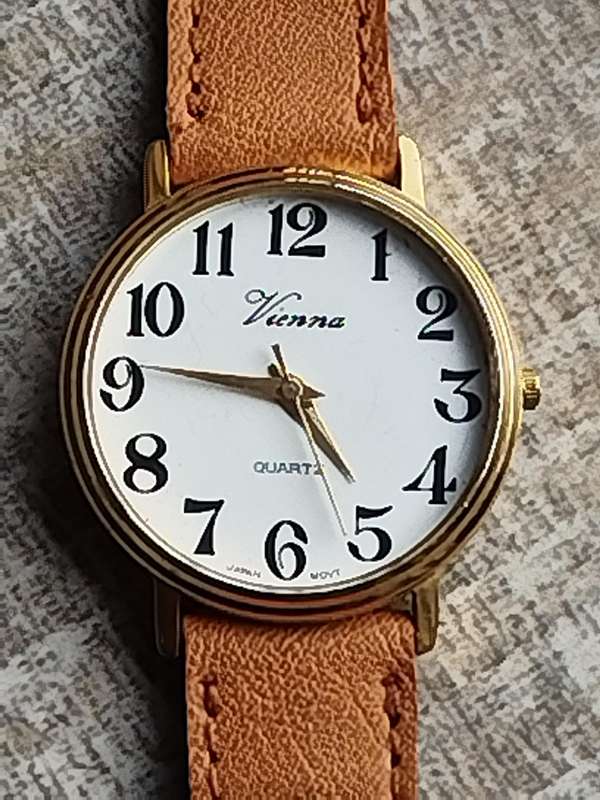 STUNNING LADIES VIENNA GOLD PLATED WATCH IN EXCELLENT WORKING CONDITION