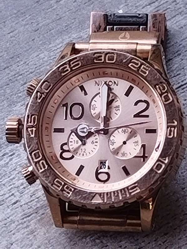 MENS NIXON GOLD PLATED VERY HEAVY WATCH IN EXCELLENT WORKING CONDITION