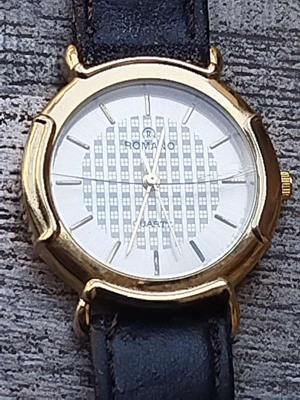 MENS GOLD ROMANO WATCH WITH 2 FREE STRAPS IN EXCELLENT WORKING CONDITION