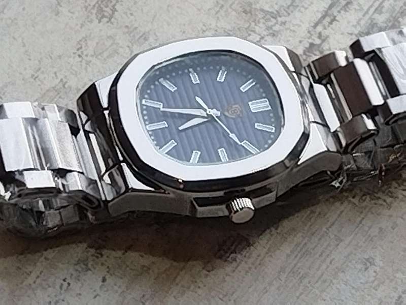 MENS BIG BULKY ALL STAINLESS STEEL FASHION WATCH IN EXCELLENT WORKING CONDITION
