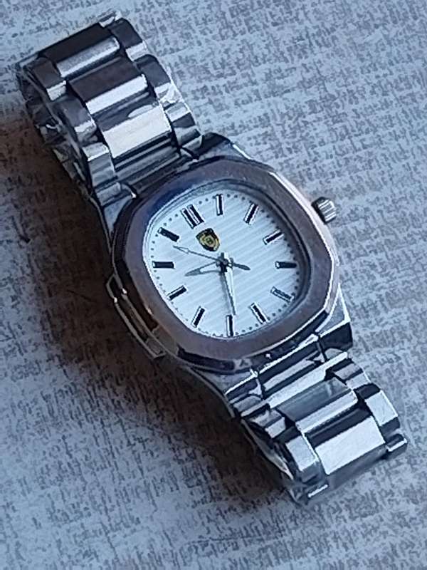 MENS BULKY STAINLESS STEEL FASHION WATCH IN EXCELLENT WORKING CONDITION