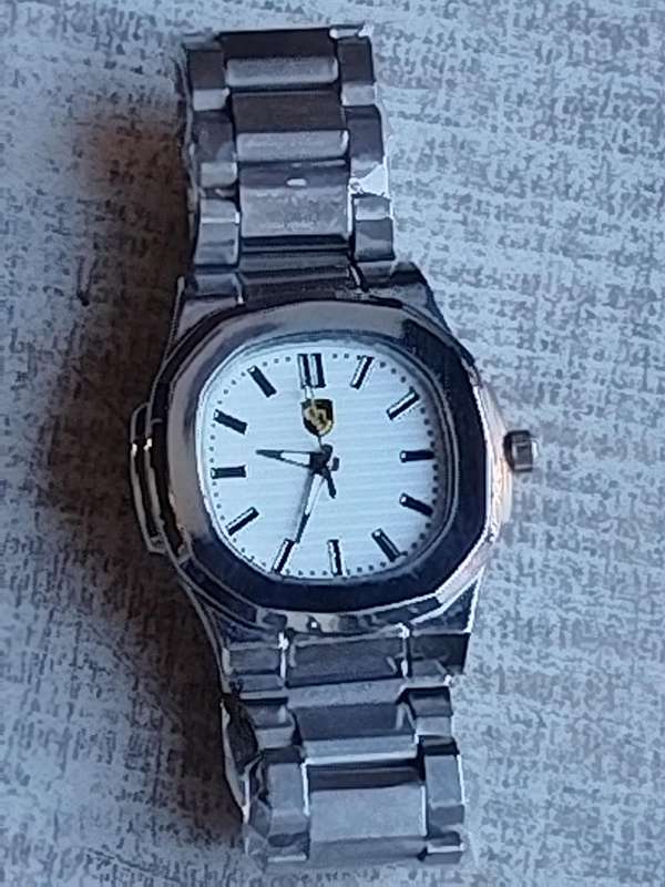 MENS BULKY STAINLESS STEEL FASHION WATCH IN EXCELLENT WORKING CONDITION