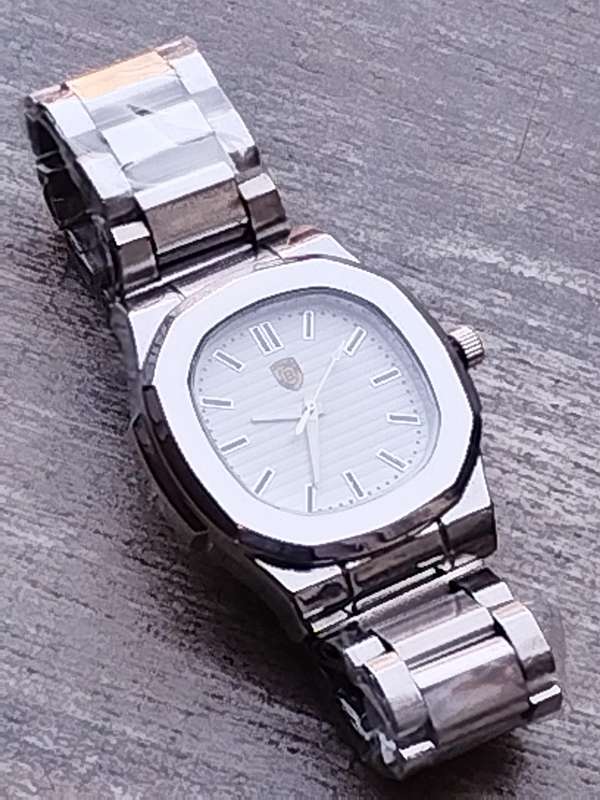 MENS BULKY STAINLESS STEEL FASHION WATCH IN EXCELLENT WORKING CONDITION