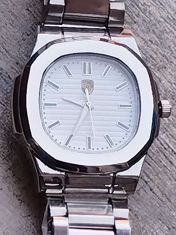MENS BULKY STAINLESS STEEL FASHION WATCH IN EXCELLENT WORKING CONDITION