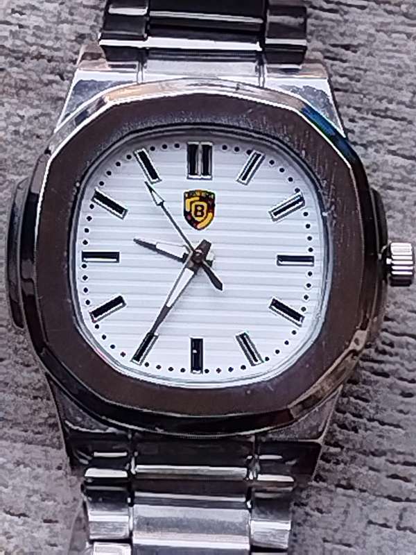 MENS BULKY STAINLESS STEEL FASHION WATCH IN EXCELLENT WORKING CONDITION