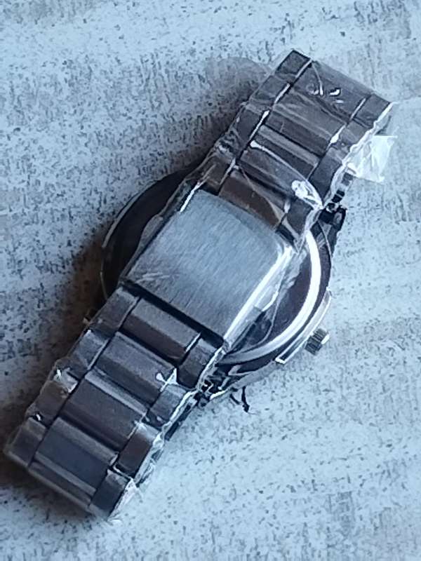 MENS BULKY STAINLESS STEEL FASHION WATCH IN EXCELLENT WORKING CONDITION