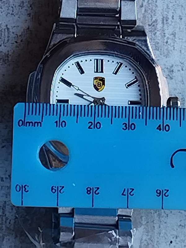 MENS BULKY STAINLESS STEEL FASHION WATCH IN EXCELLENT WORKING CONDITION