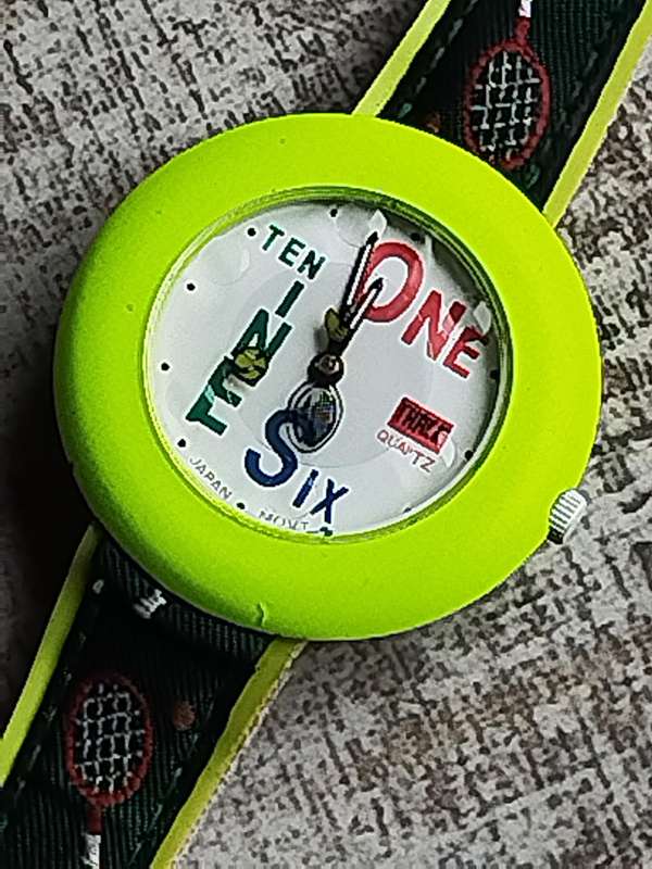 STUNNING LADIES BRIGHT YELLOW FASHION WATCH IN EXCELLENT WORKING CONDITION