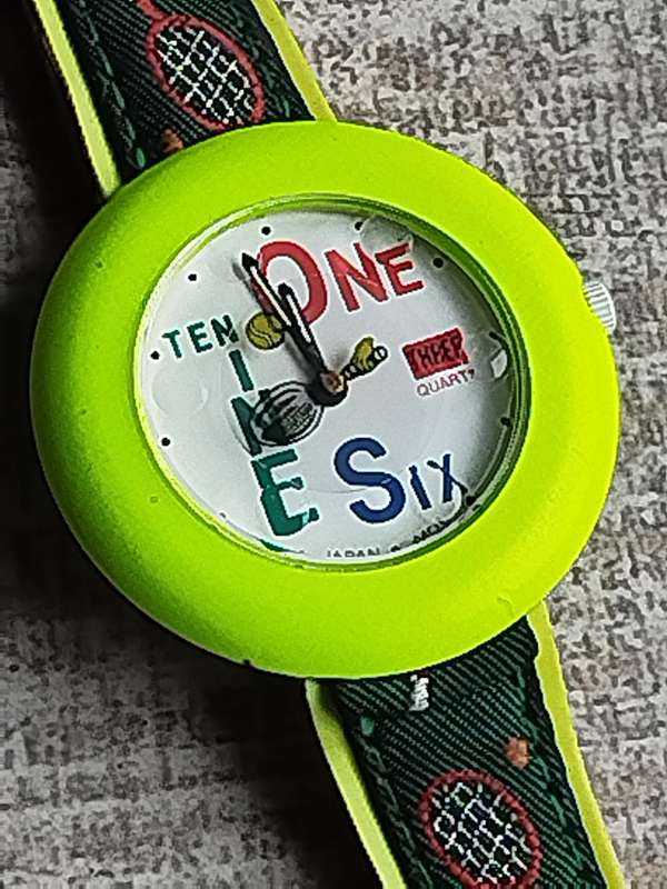 STUNNING LADIES BRIGHT YELLOW FASHION WATCH IN EXCELLENT WORKING CONDITION