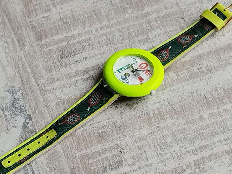 STUNNING LADIES BRIGHT YELLOW FASHION WATCH IN EXCELLENT WORKING CONDITION