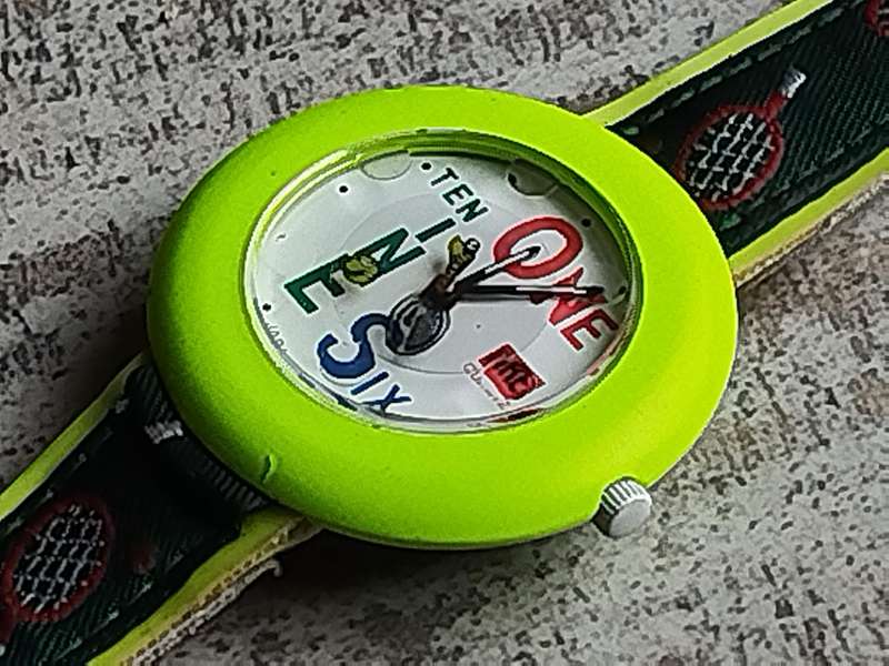 STUNNING LADIES BRIGHT YELLOW FASHION WATCH IN EXCELLENT WORKING CONDITION
