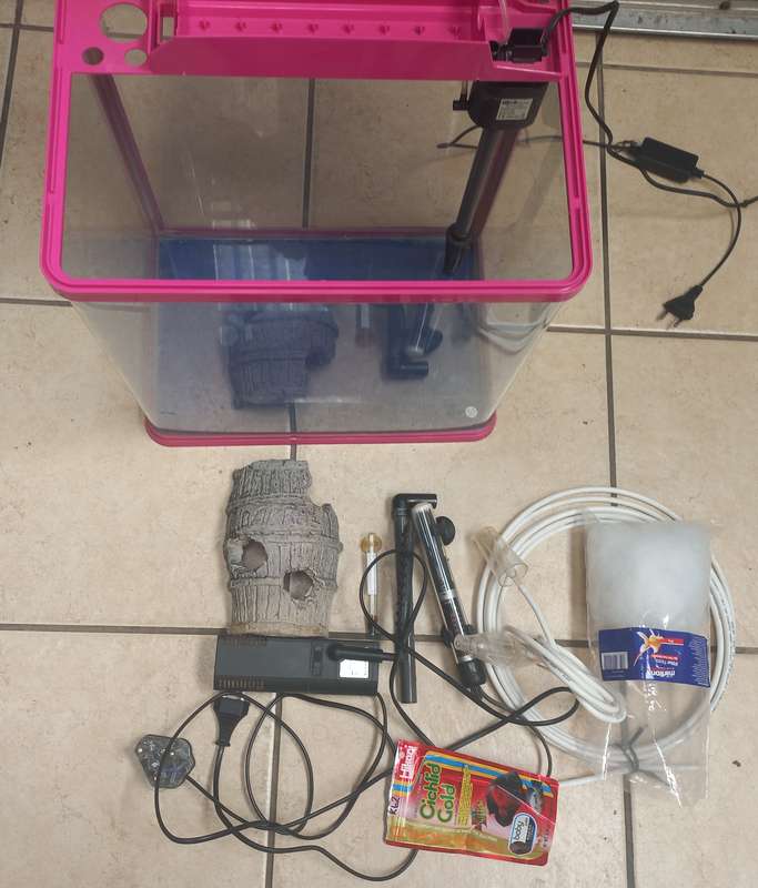 Aquarium / Fish tank with accessories.+`