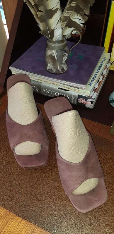 VINTAGE BALINESE WOODEN WEDGE HEELS SIZE 6