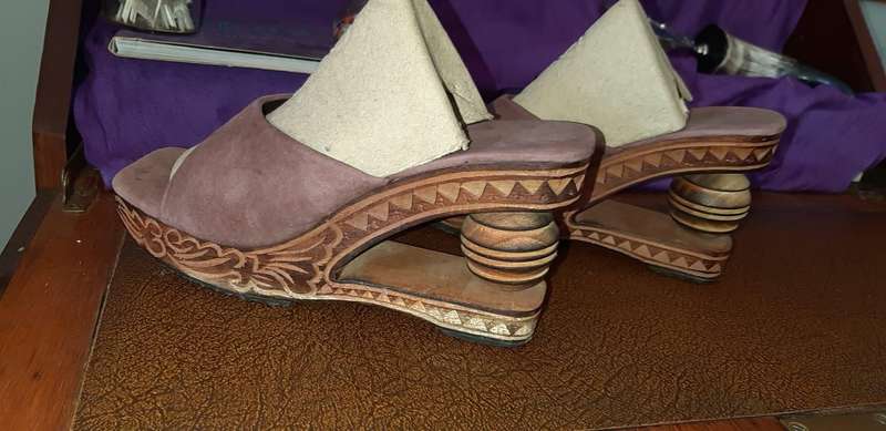VINTAGE BALINESE WOODEN WEDGE HEELS SIZE 6