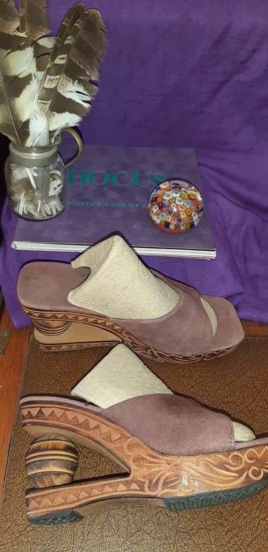 VINTAGE BALINESE WOODEN WEDGE HEELS SIZE 6