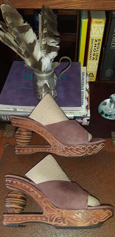 VINTAGE BALINESE WOODEN WEDGE HEELS SIZE 6