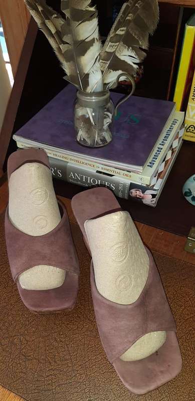 VINTAGE BALINESE WOODEN WEDGE HEELS SIZE 6