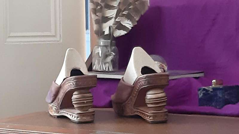 VINTAGE BALINESE WOODEN WEDGE HEELS SIZE 6