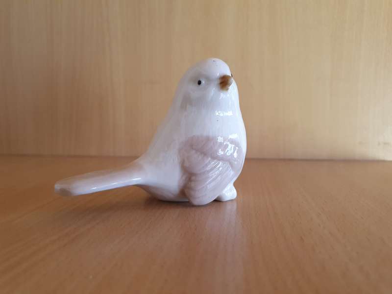Small Ceramic Bird Figurine   (height 7cm width 10cm depth 5cm)