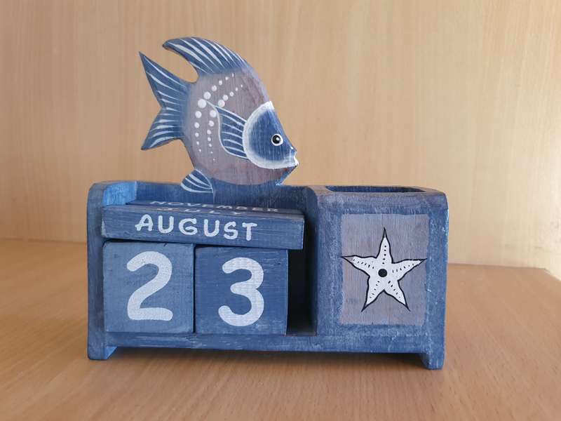 Wooden Fish Figurine Desk Calendar Display   (height 15cm width 15cm depth 5cm)
