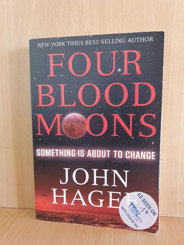 Four Blood Moons : John Hagee  (Paperback)