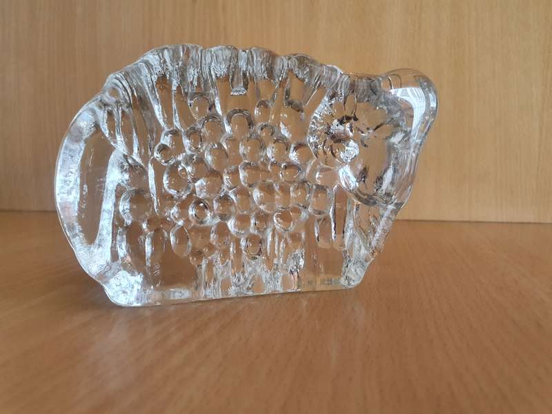 Glass Ram Shape Paperweight  (14cm x 8cm depth 4cm)