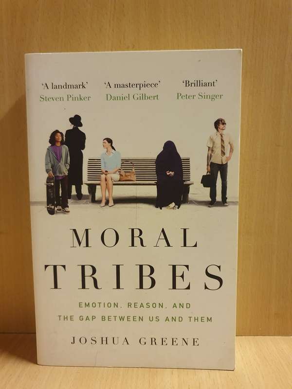 Moral Tribes - Emotion, Reason and the Gap Between Us and Them: Joshua Greene (Paperback)
